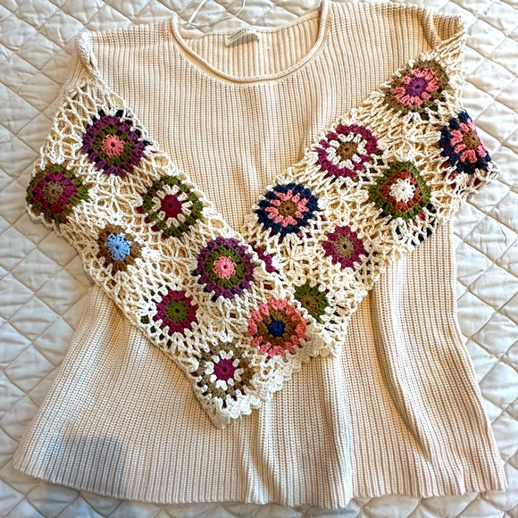 Sweater with crocheted sleeves - Picture 2 of 4